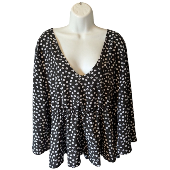 Tops - Black and White Ruffled Long Sleeve Blouse Sz. XXL